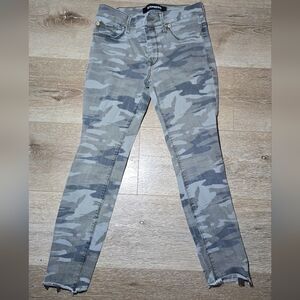 Express Women's Camouflage Skinny Jeans in Gray and Green